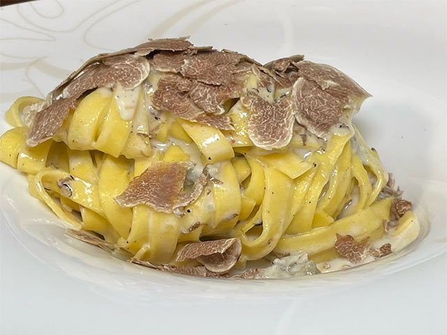Fetuccini con Queso Gorgonzola, Trufa blanca y Negra
