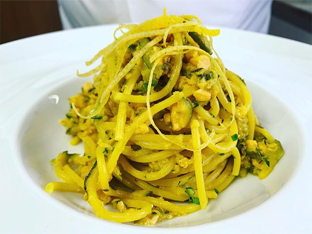 Spaghetti con Trota Salmonata, Crema di Zucchine e Zafferano – Chef Stefano Barbato