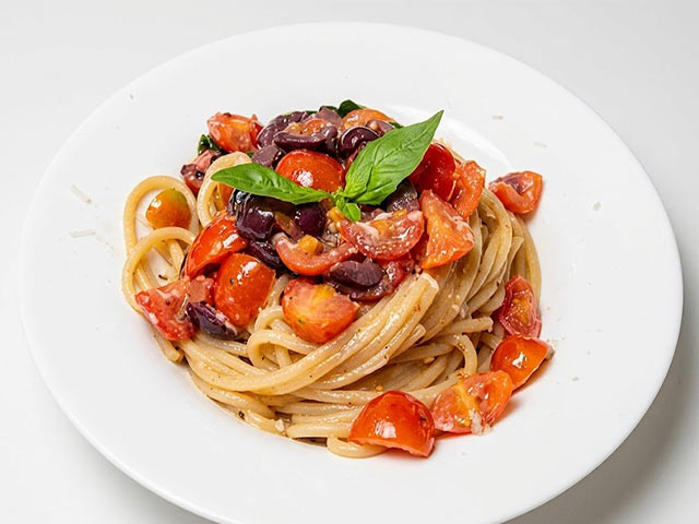 Spaghetti alla Puttanesca “Carrettiera”: la Ricetta a Crudo Veloce e Gustosa